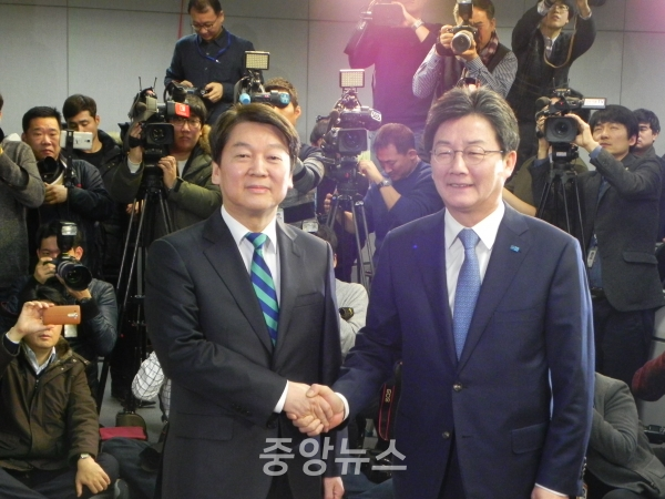 안철수 대표와 유승민 대표가 통합을 공식적으로 선언했다. (사진=박효영 기자)