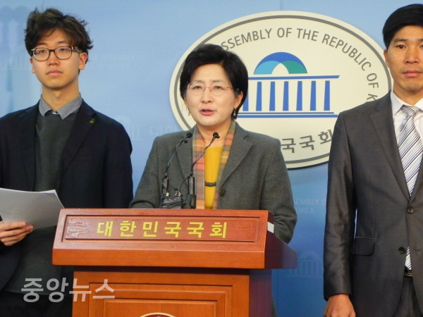 박주현 의원과 국민의당 지키기 청년운동본부 당원들이 안철수 대표를 반대하는 성명서를 발표했다. (사진=박효영 기자)
