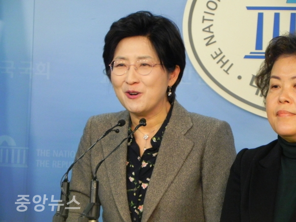 박주현 의원은 23일 아직 징계되지 않았다며 웃음을 보였다. (사진=박효영 기자)