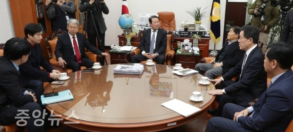 중립파와 통합파 의원들이 박주선 국회부의장실에서 모여 국민의당 사태에 대해 머리를 맞대고 논의하고 있다. (사진=연합뉴스 제공)