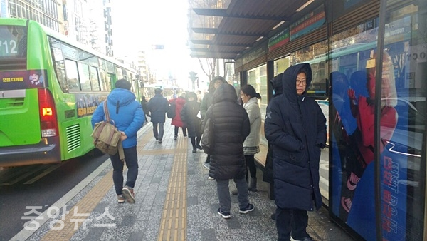 체감 온도가 영하 20도에 육박한 25일 서울 합정역 버스정류장에서 버스를 기다리고 있는 시민들의 모습. (사진=오은서 기자)