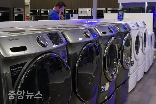세탁기 세이프가드 논란이 한창이던 지난 해 말 로스앤젤레스 인근의 한 도시 전자제품 판매장에서 삼성전자 등의 세탁기들을 둘러보는 미국 시민들 모습(사진=연합뉴스제공)