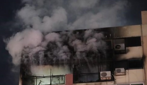 지난 28일 오후 서울 은평구 불광동의 한 아파트 14층에서 불이 나 검은 연기가 치솟고 있다. [사진=시민제보]