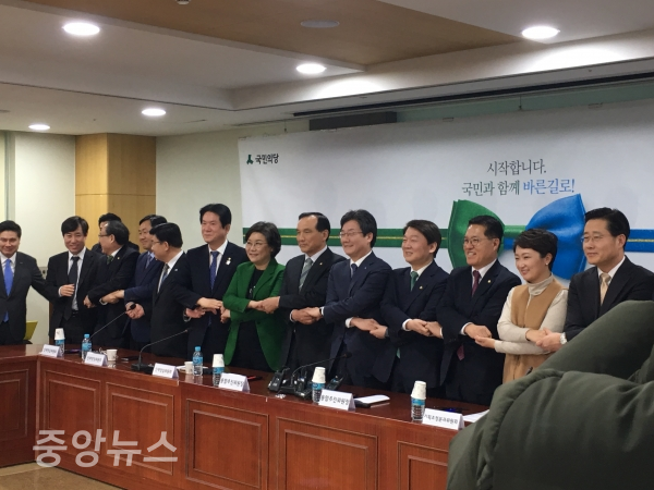 이날 통합파 의원들과 바른정당 의원들은 손을 맞잡았다. (사진=박효영 기자)