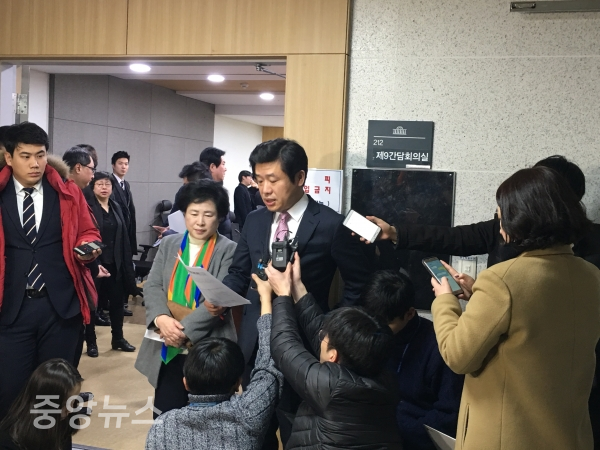 2월13일 합동 전당대회 개최 사실을 알리고 있는 유의동 대변인. (사진=박효영 기자)