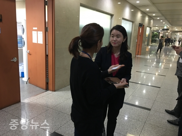 신 대변인은 정해진 것 없이 개헌 관련 모든 논의를 하고 있다고 말했지만, 장 대변인은 한국당의 컨센서스가 있다고 분명히 밝혔다. (사진=박효영 기자)