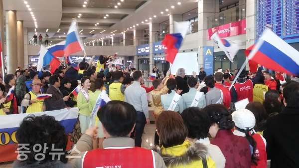 코리안서포터즈단 전국에서 모인 회원들이 평창올림픽선수단 열렬히 환영하고 있는 모습. 신수민 기자.