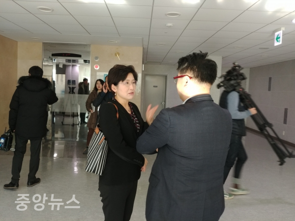 박 의원은, 1년 만에 한국당이 징계를 풀어주고 대정부 질의 주자로 결정한 김현아 의원 사례를 말하는 기자에 대해서 자신은 절대 그러지 않겠다고 공언했다. (사진=박효영 기자)