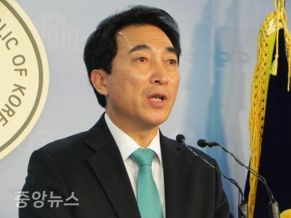 박수현 전 대변인이 5일 오후 국회 정론관에서 출마 기자회견을 열었다. (사진=박효영 기자)
