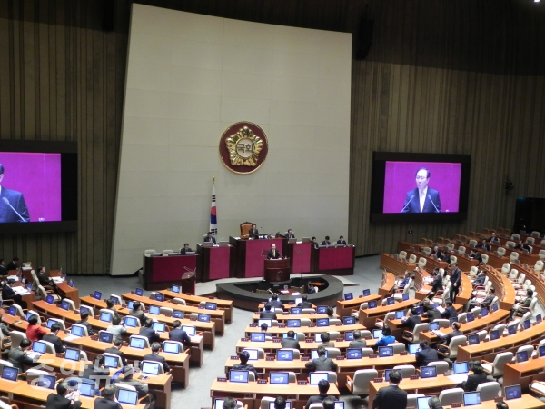 이날 본회의에는 많은 의원들이 착석했지만 자유한국당 구역에는 빈자리가 많았다. (사진=박효영 기자)