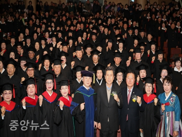 제1회 신중년사관학교 졸업식(사진=포항시 제공)