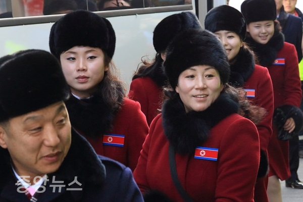 북한 응원단이 차에서 내리고 있다. (사진=평창올림픽조직위원회 제공)
