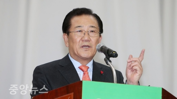 박준영 의원은 3선 전남지사 출신으로 정치 경력이 화려하지만 결국 뇌물로 인해 추락했다. (사진=연합뉴스 제공)