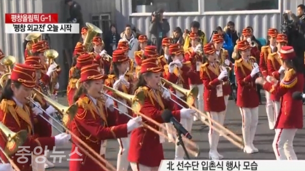 북한 선수단의 공식 입촌식이 열린 8일, 북한 선수단이 올림픽 마스코트인 수호랑과 손잡고 춤추고 있다. [사진=YTN방송 캡쳐]