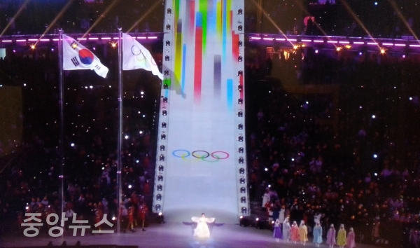 평창동계올림픽 개막식 공연을 펼쳐보이고 있는 모습.[사진=KBS방송 캡쳐]