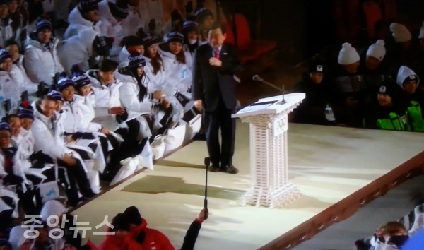 평창동계올림픽 이희범 대회조직위원장이 참가국들에게 인사를 하고 개막식을 알렸다.[사진=KBS방송 캡쳐]