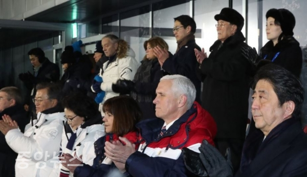 아베 총리는 이번 올림픽 일정에서 펜스 부통령과 발을 맞췄다. (사진=연합뉴스 제공)