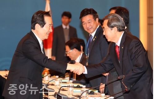 정세균 국회의장을 포함 한일 의원들이 12일 서울에서 모였다. (사진=연합뉴스 제공)