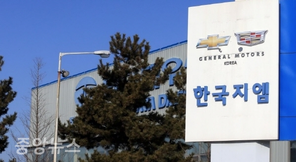 13일 오전 폐쇄가 결정된 제네럴모터스(GM) 전북 군산 공장이 한적한 모습을 보이고 있다(사진=연합뉴스제공)