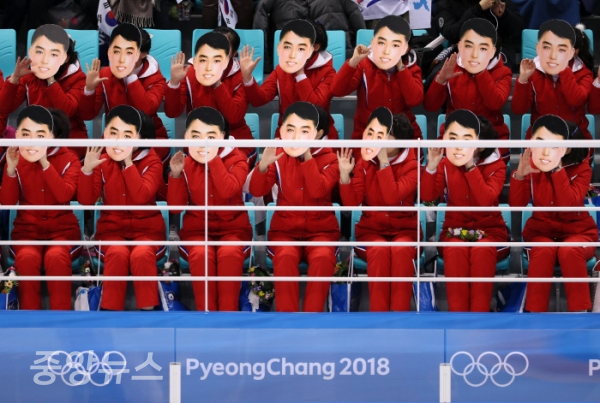 북한 응원단이 10일 코리아와 스위스의 여자 아이스하키 첫 경기에서 논란의 가면을 쓰고 응원했다. (사진=연합뉴스 제공)