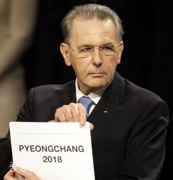 자크 로게 당시 IOC 위원장이 2011년 7월6일 남아프리카공화국 더반에서 2018년 동계올림픽 개최지로 선정된 평창의 이름이 적힌 종이를 펼쳐보이고 있다. (사진=AP)