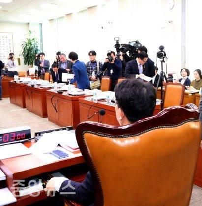 2월6일 법사위 회의장에서 박주민 의원을 비롯 민주당 의원들이 퇴장하고 있는 모습. (사진=박주민 의원실 제공)