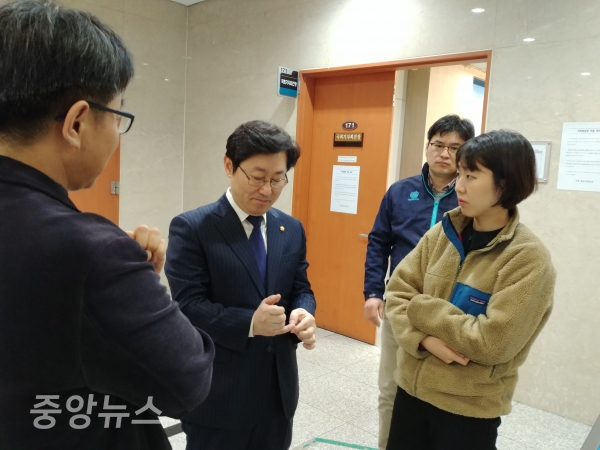 박 의원이 수석대변인으로 임명되고 나서 처음으로 국회를 찾아 브리핑을 하고 난 뒤, 기자들과 만나 질의응답을 하고 있다. (사진=박효영 기자)