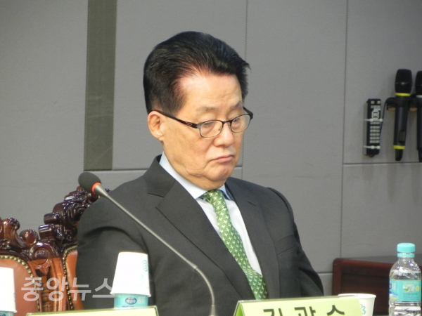 박지원 의원이 19일 민주평화당이 주최한 GM 사태 관련 토론회에 참석했다. (사진=박효영 기자)