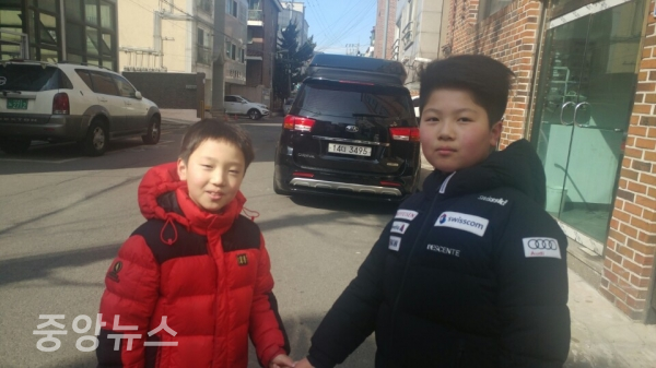 현재 초등학교 3학년인 김 모군(가명 10세, 왼쪽)은 5살 때부터 사설학원에서 영어를 배웠고 방과후 영어수업에는 참여하지 않았다고 말했다.  