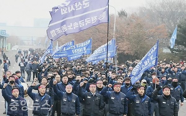 폐쇄 철회 촉구하는 군산공장 노조원들 (사진=연합뉴스제공)
