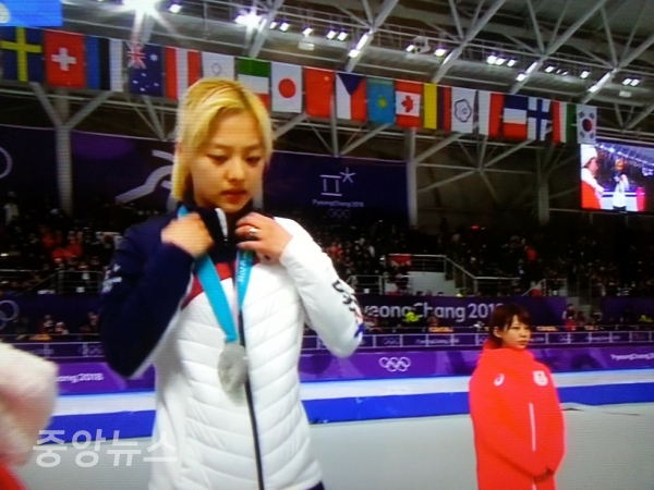 2018 평창동계올림픽 매스스타트에서 한국 여자 스피드스케이팅 장거리의 '간판' 김보름이 은메달을 목에 걸었다.[사진=방송 캡쳐]