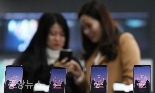 삼성전자 신제품 플래그십 스마트폰 갤럭시S9의 예약판매가 시작된 28일 오전 서울 광화문 KT스퀘어에 이 제품이 전시돼있다. (사진=연합뉴스제공)