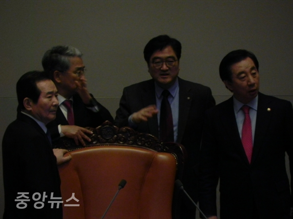 여야 원내대표 3인과 정 의장이 본회의 개회 중에 의장석에 모였다. (사진=박효영 기자)