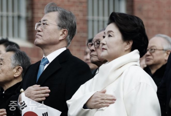 문 대통령은 서대문형무소에서 열린 3.1절 99주년 행사에 김정숙 여사와 함께 참석했다. (사진=청와대 제공)