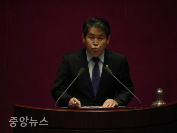 김경협 의원은 한국당을 "광기어린 극우집단"이라고 비판했다. (사진=박효영 기자)