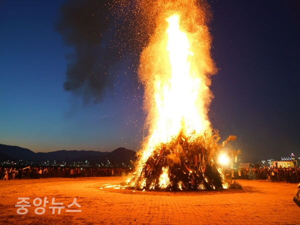 시민과 함께 복(福) 가득한 정월대보름 달집태우기 행사 (사진=박미화기자)