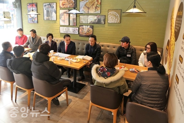 지난 27일 개최된 군산지역 BBQ 패밀리 간담회에서 윤홍근 회장이 패밀리(가맹점주) 들과 이야기를 나누고 있다. (사진=BBQ 제공)