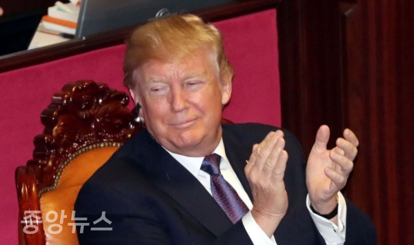 도널드 트럼프 미국 대통령이 지난해 11월8일 오전 국회 본회의장에서 국회연설을 앞두고 박수를 치고 있다. (사진=연합뉴스 제공)