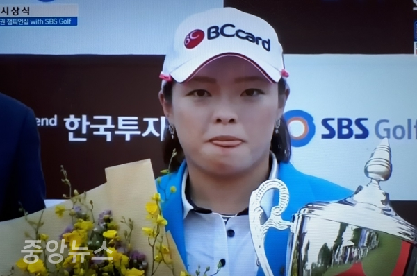 베트남 하노이에서 펼쳐진 한국여자프로골프(KLPGA) 2018년 투어 한국투자증권 챔피언십에서 연장 접전끝에 장하나 선수가 우승을 차지헸다.[사진=SBS골프 방송 캡쳐]