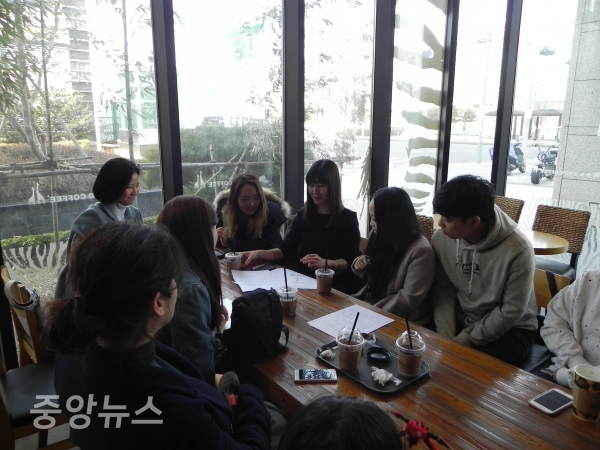 이날 참석한 박 작가의 페이스북 친구들이 모여 요즘 벌어지고 있는 미투 운동 등에 대해서 대화하고 있다. (사진=박효영 기자)