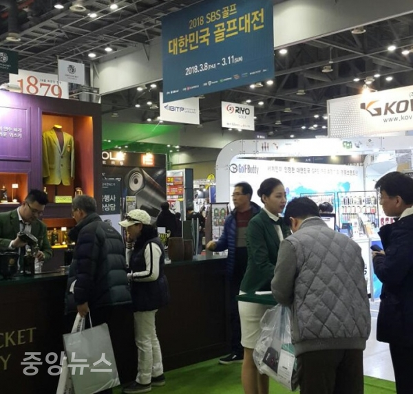골프 박람회를 찾은 사람들과 참여 업체들이 안내를 하고 있는 모습.김현수 기자.