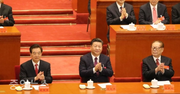 시진핑 집권 2기의 시작을 알리는 중국 공산당 제19차 전체대표대회가 2017년 10월18일 개막한 가운데 시진핑 중국 국가주석(가운데)과 후진타오 전 주석(왼쪽), 장쩌민 전 주석이 당대회장에 입장해 박수를 치고 있다. (사진=연합뉴스 제공)