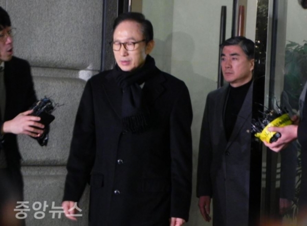 이 전 대통령이 지난 1월17일 강남 수페어리어 타워 사무실에서 입장 발표를 하고 나오고 있다. (사진=박효영 기자)