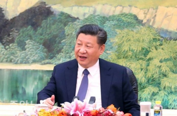 시진핑 주석이 12일 오후 중국 베이징 인민대회당 푸젠팅에서 방북 방미 결과를 설명하기 위해 중국을 방문한 정의용 청와대 국가안보실장을 만나 인사말을 하고 있다. (사진=연합뉴스 제공)