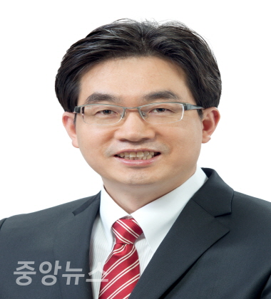 자유한국당 경산시 당원협의회 신임위원장이덕영(사진=자한당 제공)
