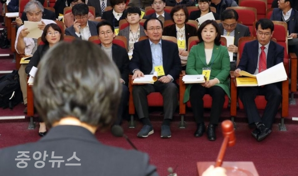 정의당 의원들이 17일 전국위원회에 참석했다. (사진=연합뉴스 제공)