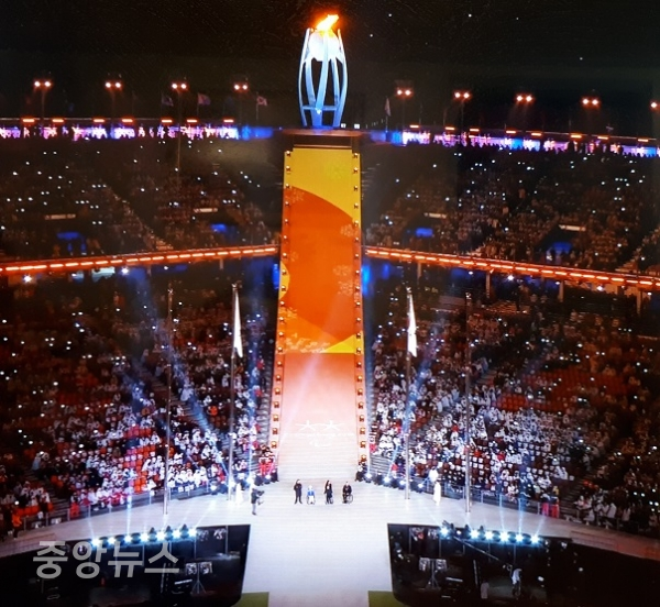 2018 평창 동계패럴림픽(장애인올림픽)이 18일 저녁 8시 평창올림픽스타디움에서 열린 폐회식이 마무리 되고있는 모습.[사진=KBS 방송 캡쳐]