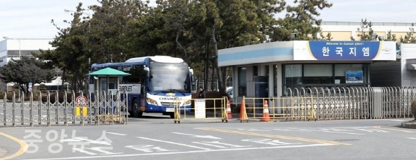 경영난을 이유로 폐쇄가 발표된 지 한달이 된 13일 전북 군산시 오식도동 GM 군산공장 정문 출입구로 회사 버스가 나오고 있다. (사진=연합뉴스제공)