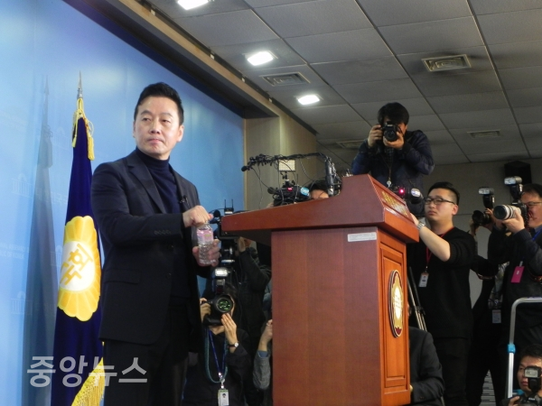 정 전 의원이 12일 국회 정론관에서 미투 고발에 대해 직접 기자회견을 열어 조목조목 반박했다. (사진=박효영 기자)