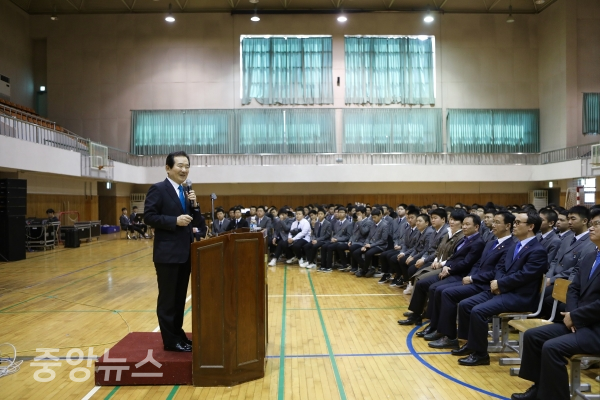 정세균 국회의장이 서귀포고등학교 학생들에게 강의를 하고 있는 모습.[사진=국회의장실]